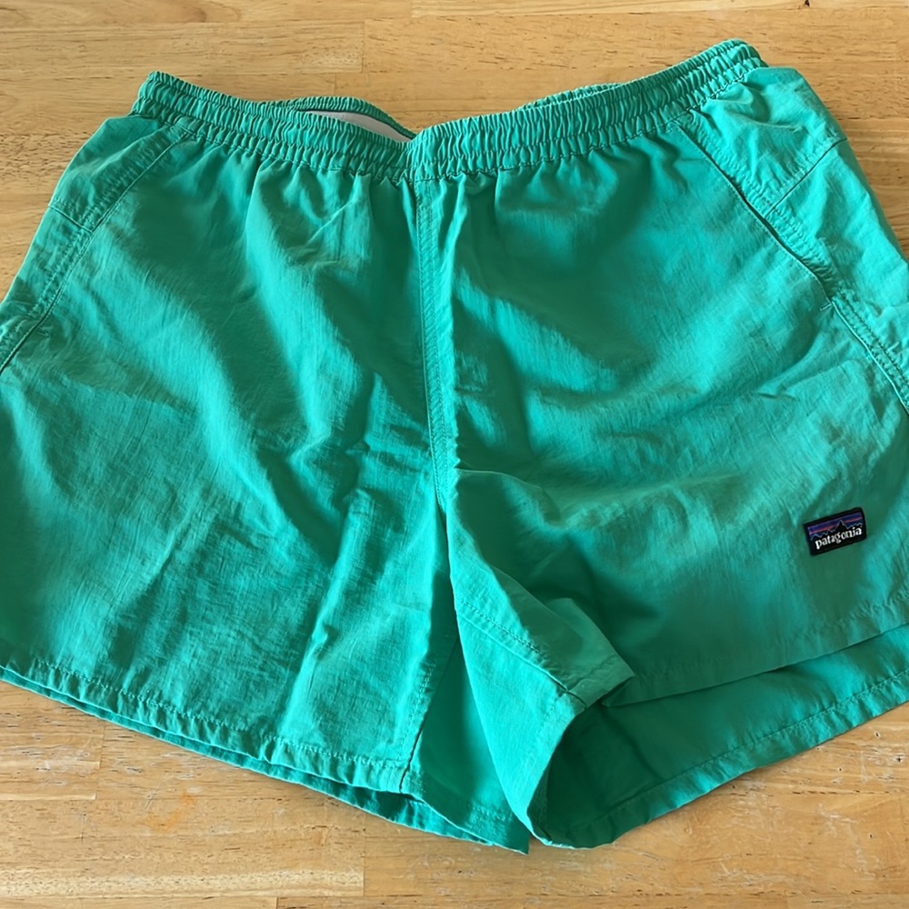 Patagonia Green Baggies 5"